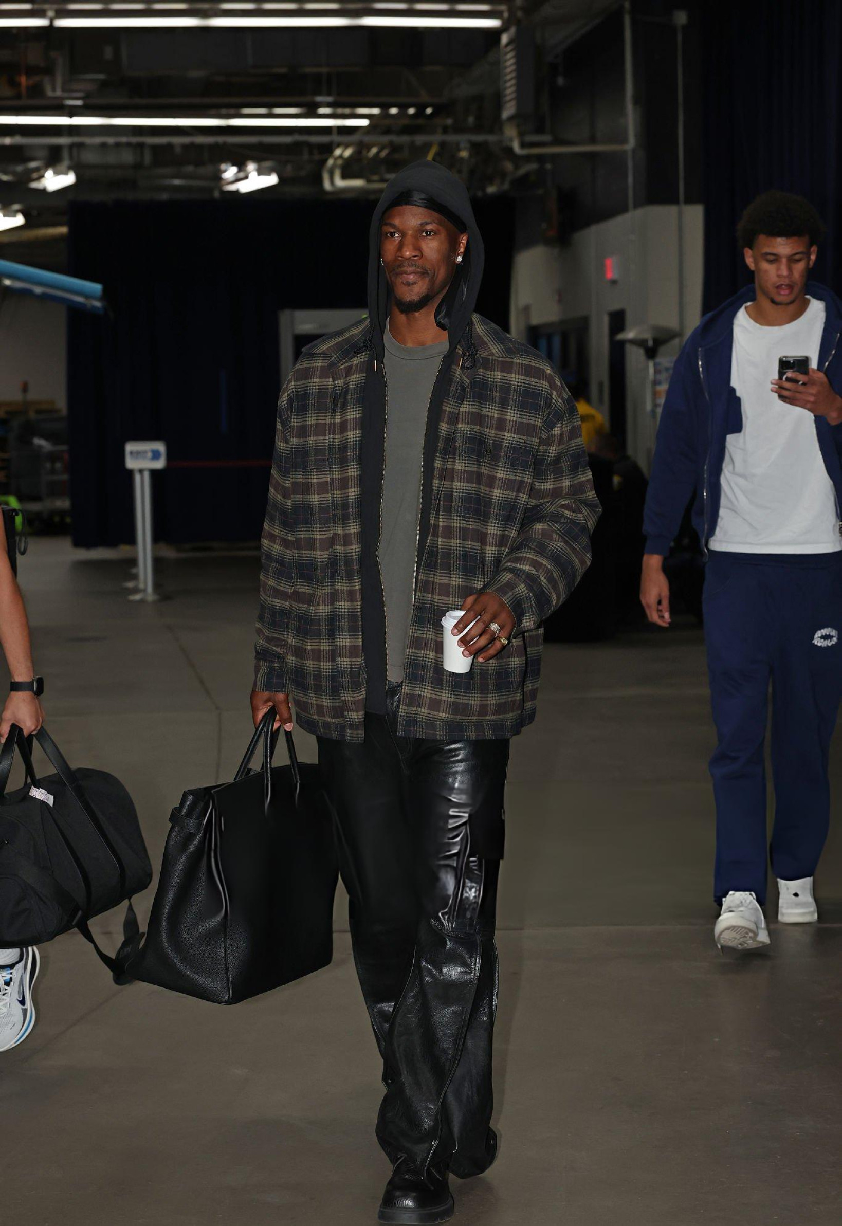 大哥拿着咖啡潮男拿着手机