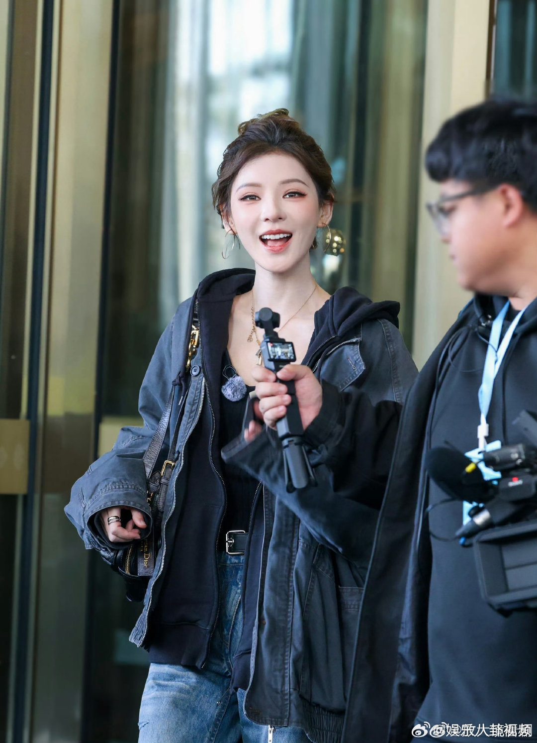 张予曦耳环消失术合伙人张予曦合伙人路透又美又飒，简约穿搭尽显气质，丸子头干练利落