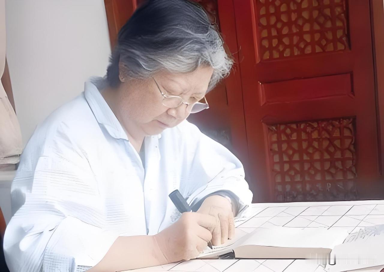 下葬那天，刘思齐没有回到儿女给她预备的地方，而是去了长沙板仓，安安静静地陪在杨开