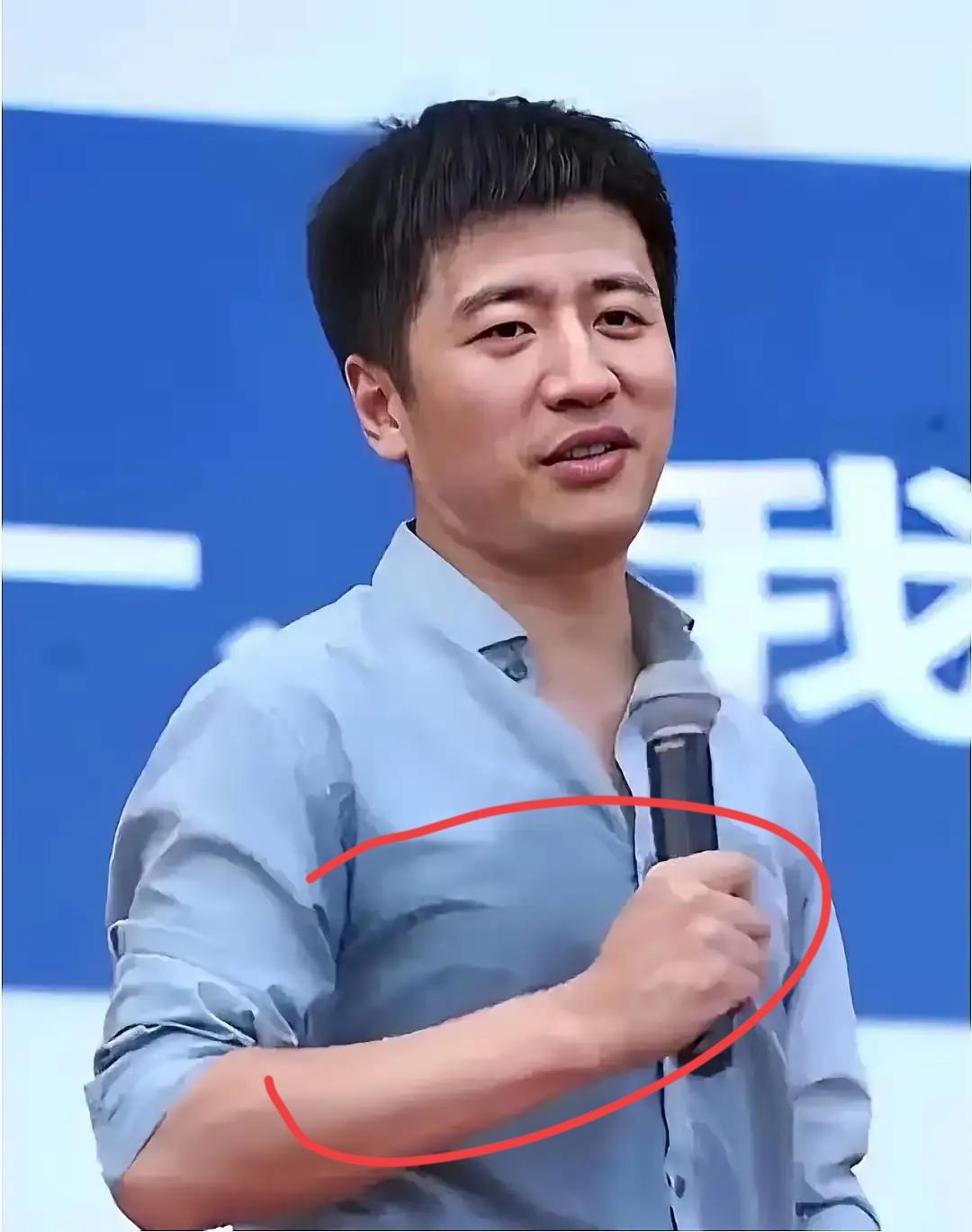 看到张雪峰被汗水浸透的衬衣就知道，他能被千上万人愿意怀念，一定有他的道理，而这道