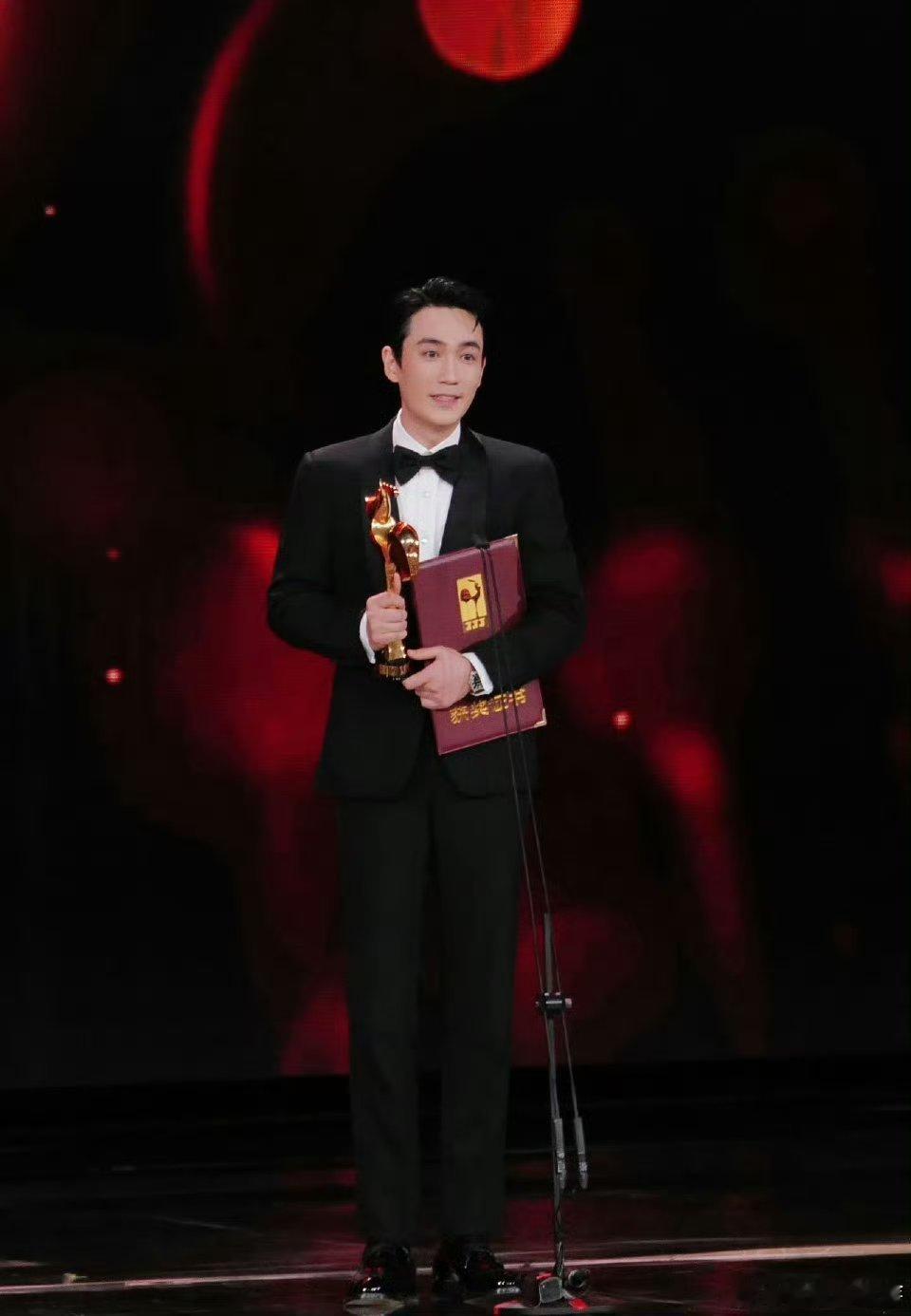 朱一龙好像又解锁了新的电影风格朱一龙领衔主演的《空枪》官宣太让人激动！概念海报里