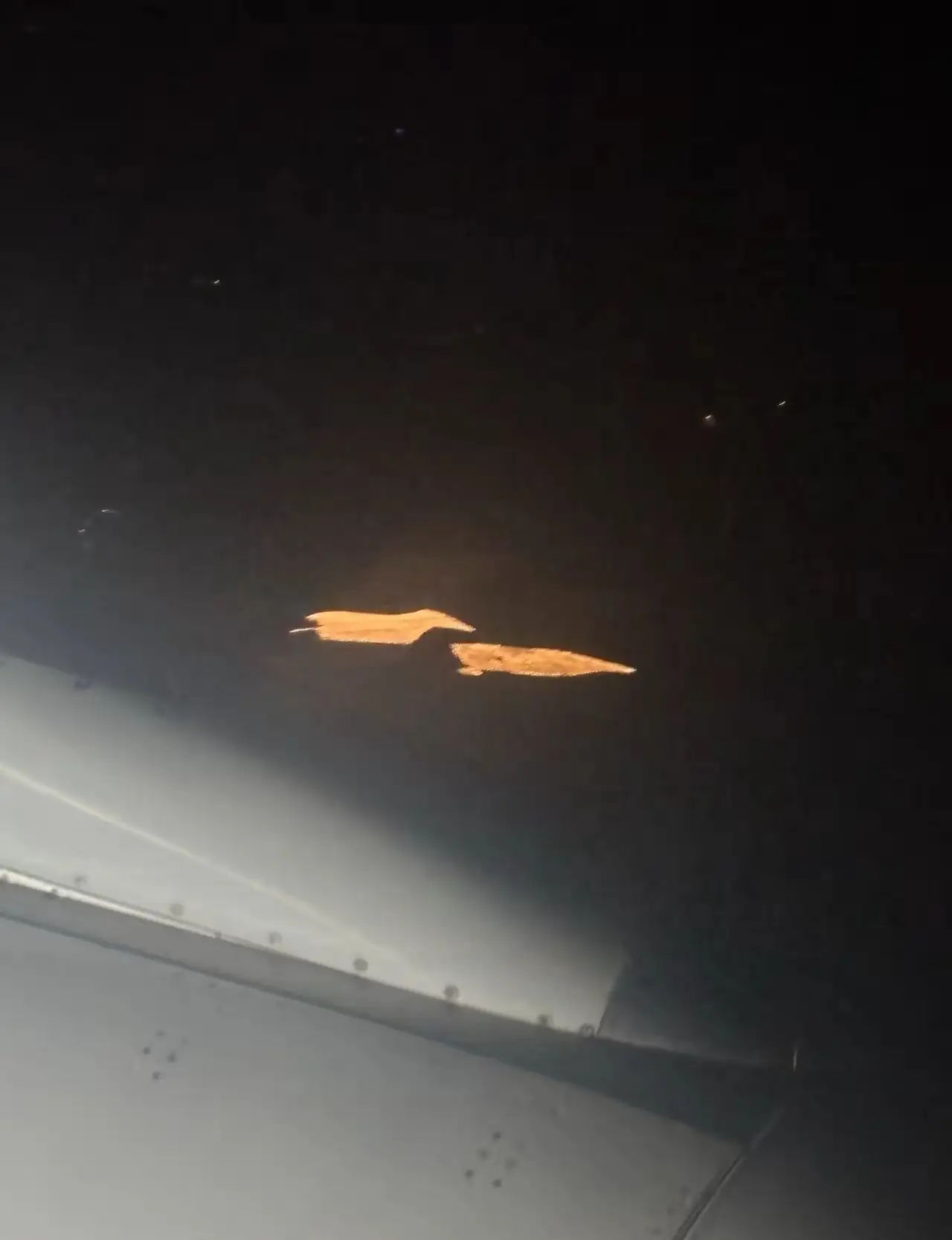 刚才在飞机上拍到的，就在海南岛附近。拍照的时候真是尽了全力，摄像头突然拿起来，镜