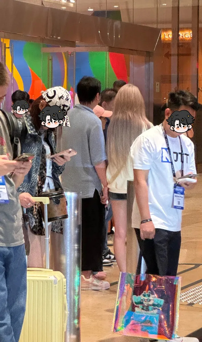 网友新加坡偶遇王思聪 身旁两女生未见女友懒懒。9月20日，有网友在社交媒体平台上