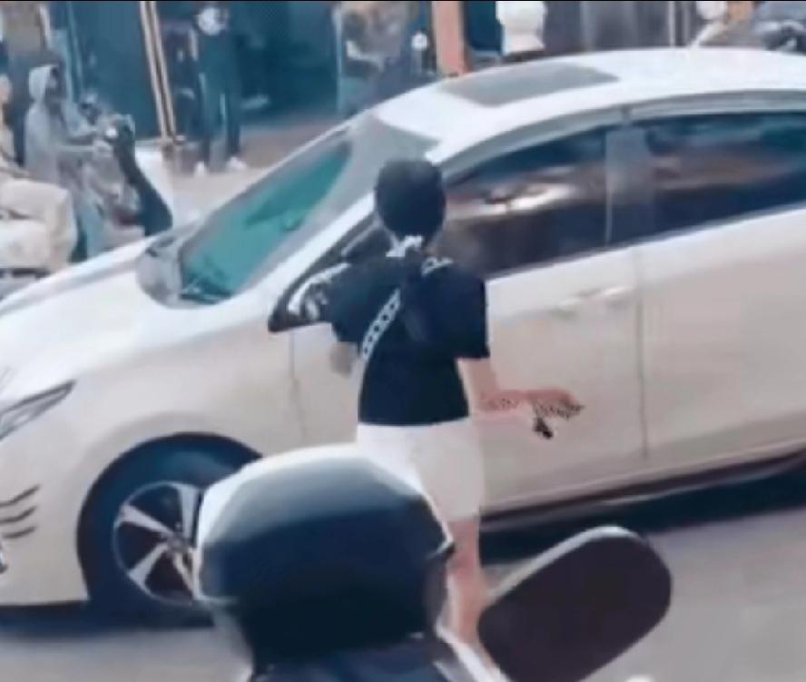 惊呆所有人！
女子骑着电动车在路中间慢悠悠走着，车主按了下喇叭催促。这下子捅了马
