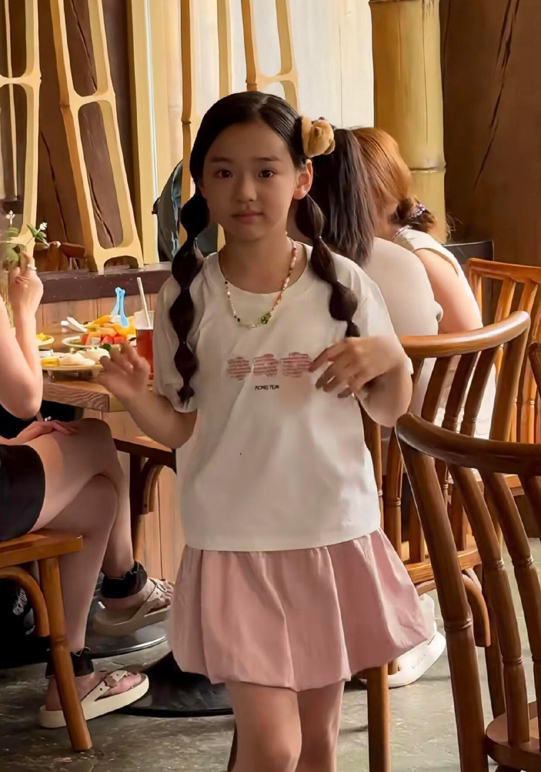 董璇小酒窝妈妈基础女儿就不基础 银基动物王国偶遇小酒窝，跳舞转圈停不下来，玩水枪