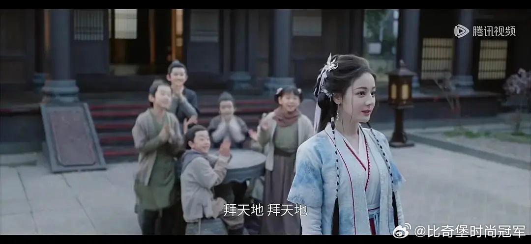 迪丽热巴新剧这滤镜磨皮，灰蒙蒙的，人搞的跟抠图似的 