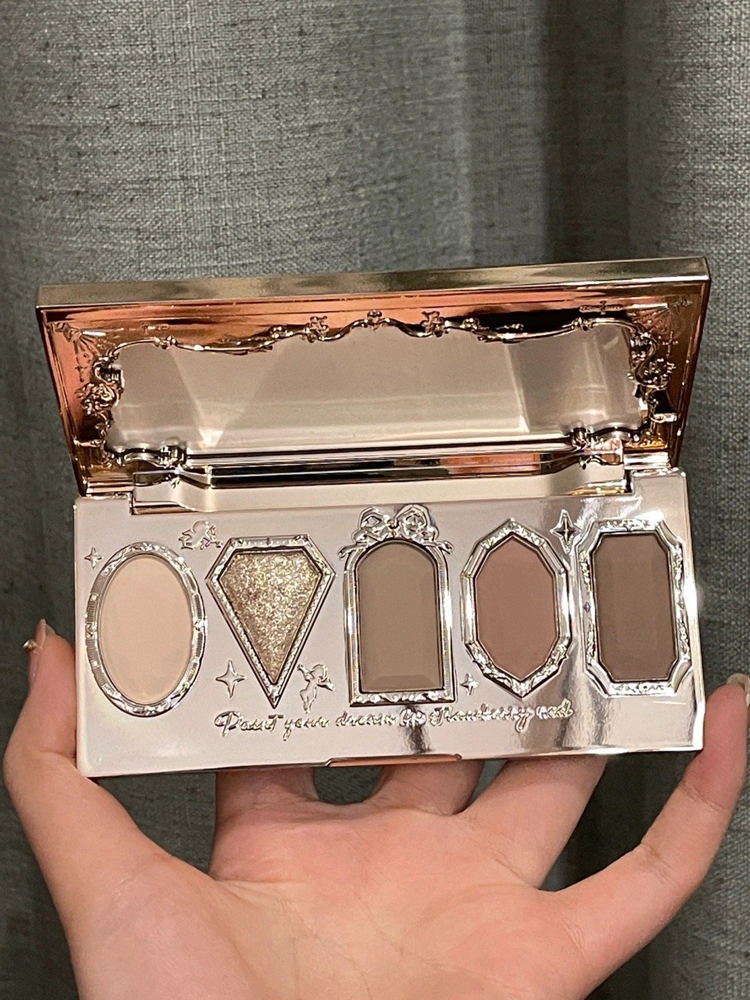 花知晓这个颜色 真的好爱 亮片好绝好闪！哑光的颜色做的很日常 叠涂单涂就是一个绝