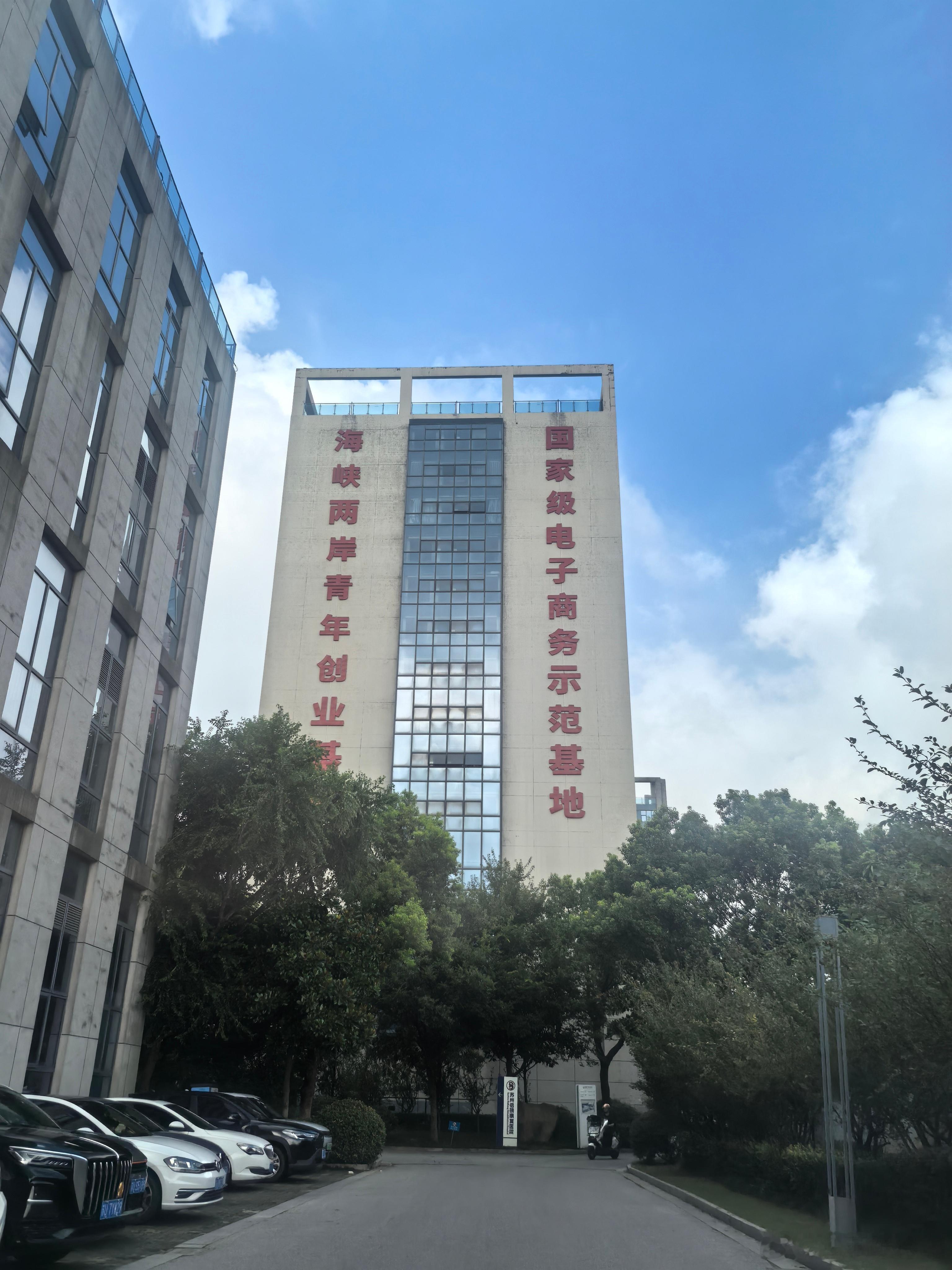 你心心念念所在意的尊严，不在他人眼光里，而在自己价值坐标中。当你真正知道自己为何
