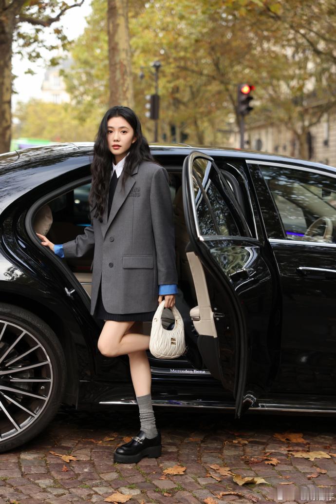 #刘浩存西装搭配连身裙#刘浩存的时尚表现力真的超强！西装与连身裙的搭配，展现出独