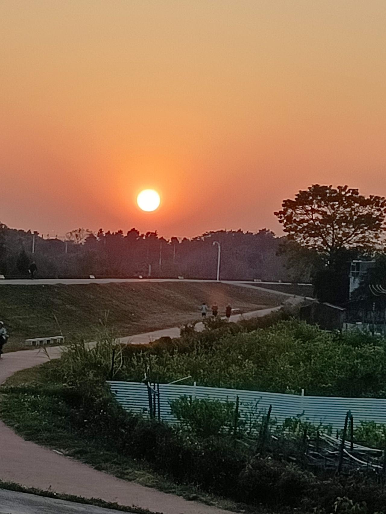 落日是天空写给大地的温柔情诗，而我刚好路过读到了