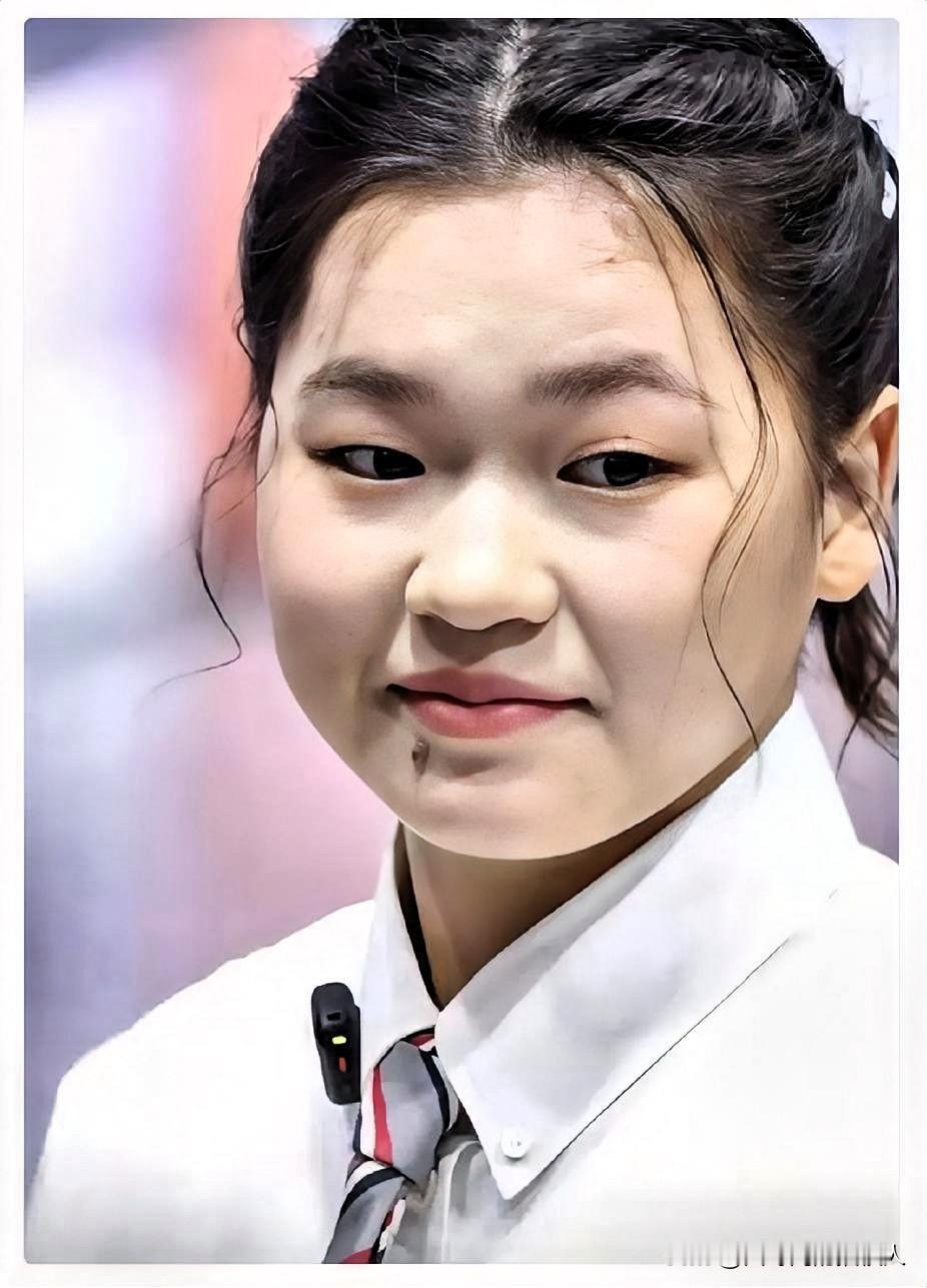 全红婵这个人，
你不能细看，
因为一细看，越仔细看越觉得她这个人，温温柔柔的真的