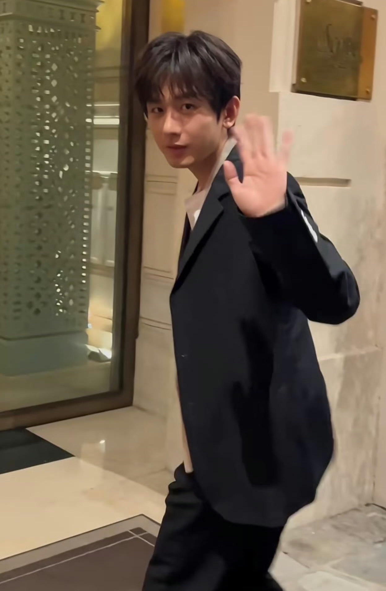 成毅巴黎之行，在高烧晕乎乎的情况下一口气给iejj们签几百张亲签，还有亲自挑选的