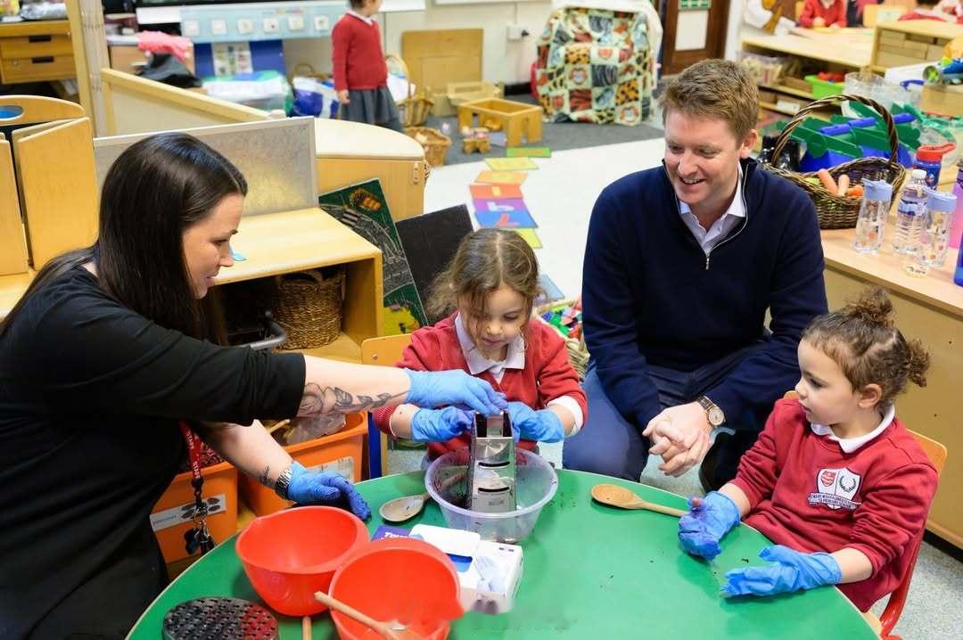 威廉王子  【近照】查尔斯三世的教子，威廉王储的死党，威尔士乔治王子的教父威斯敏