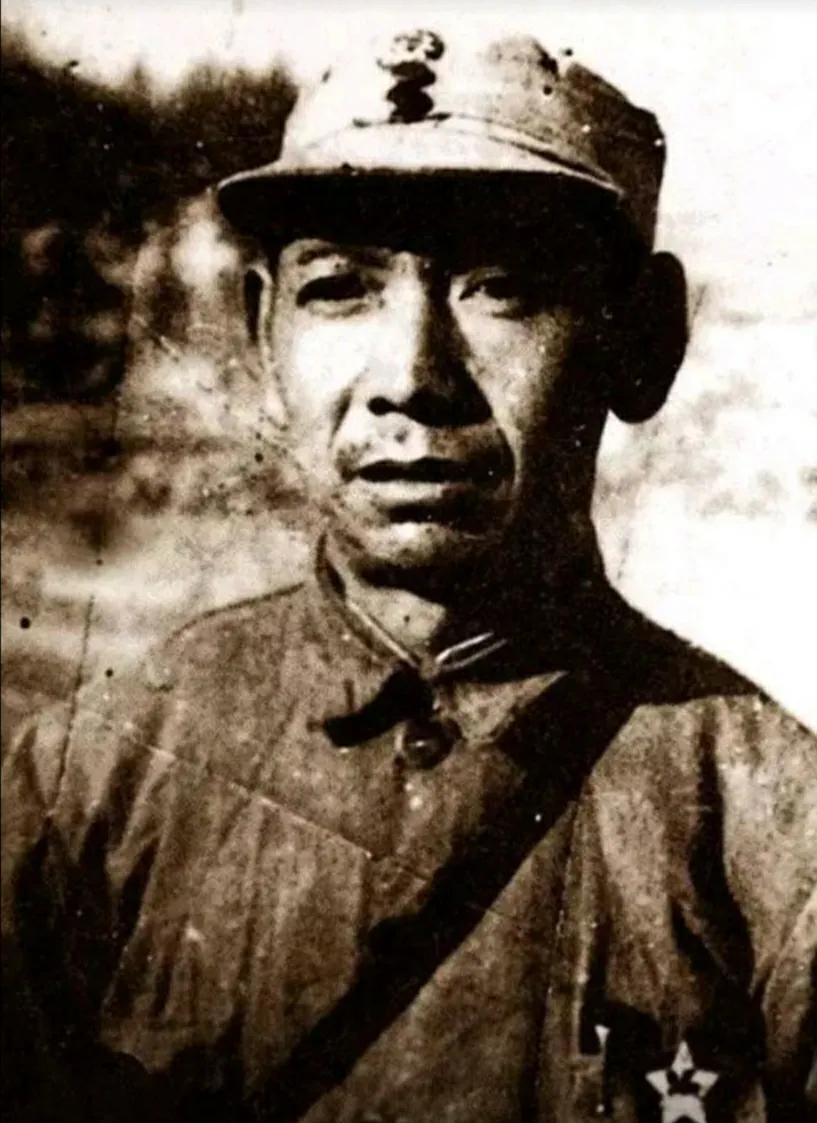 1935年5月28日清晨5点，红四团政委杨成武接到军团长林彪派飞马送来的命令，要