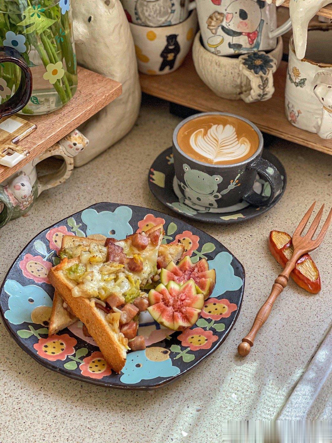 继续努力多吃蔬菜[耶]早餐：凯撒大帝+红枣拿铁天气冷了，热咖啡+红枣味好暖好好喝