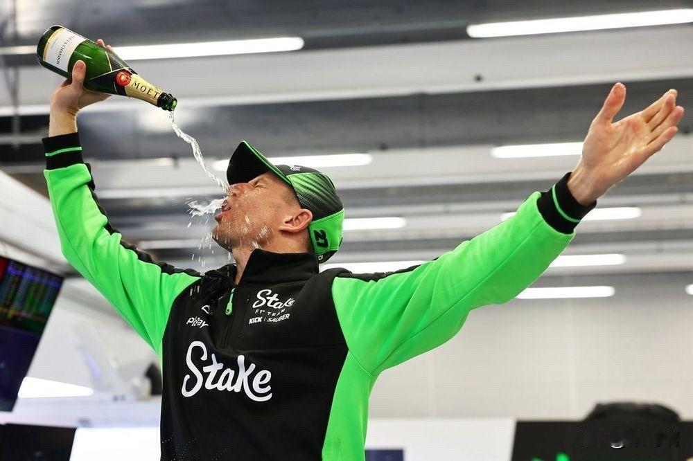 尼科·霍肯伯格（Nico Hülkenberg）是德国职业赛车手，目前在 202