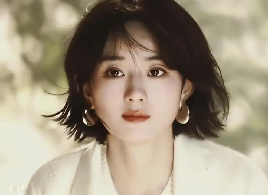 赵丽颖最近被拍到在公园散步。她手里提着一把玩具剑，整个人看起来状态特别好，精神气