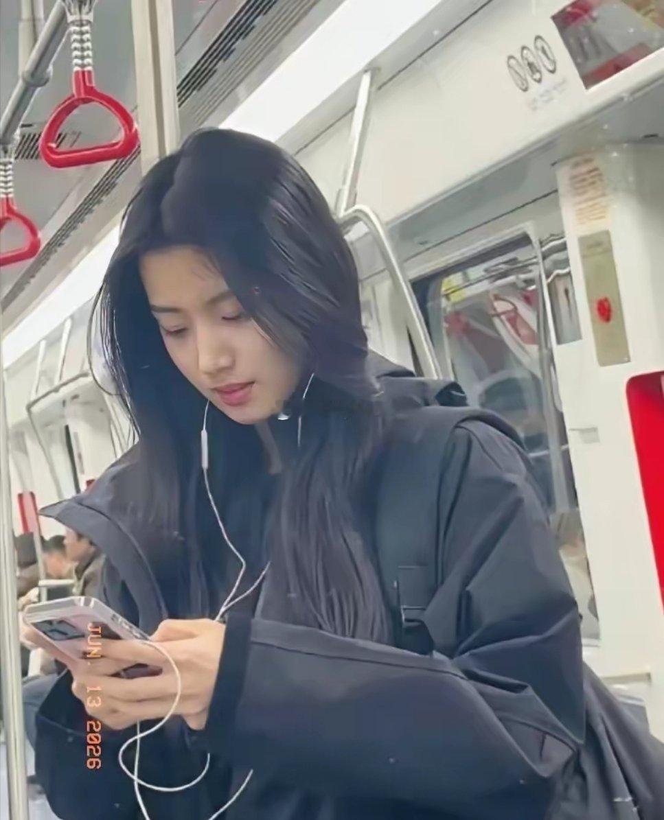 地铁上看到一位女孩儿，这颜值完全可以去当明星 