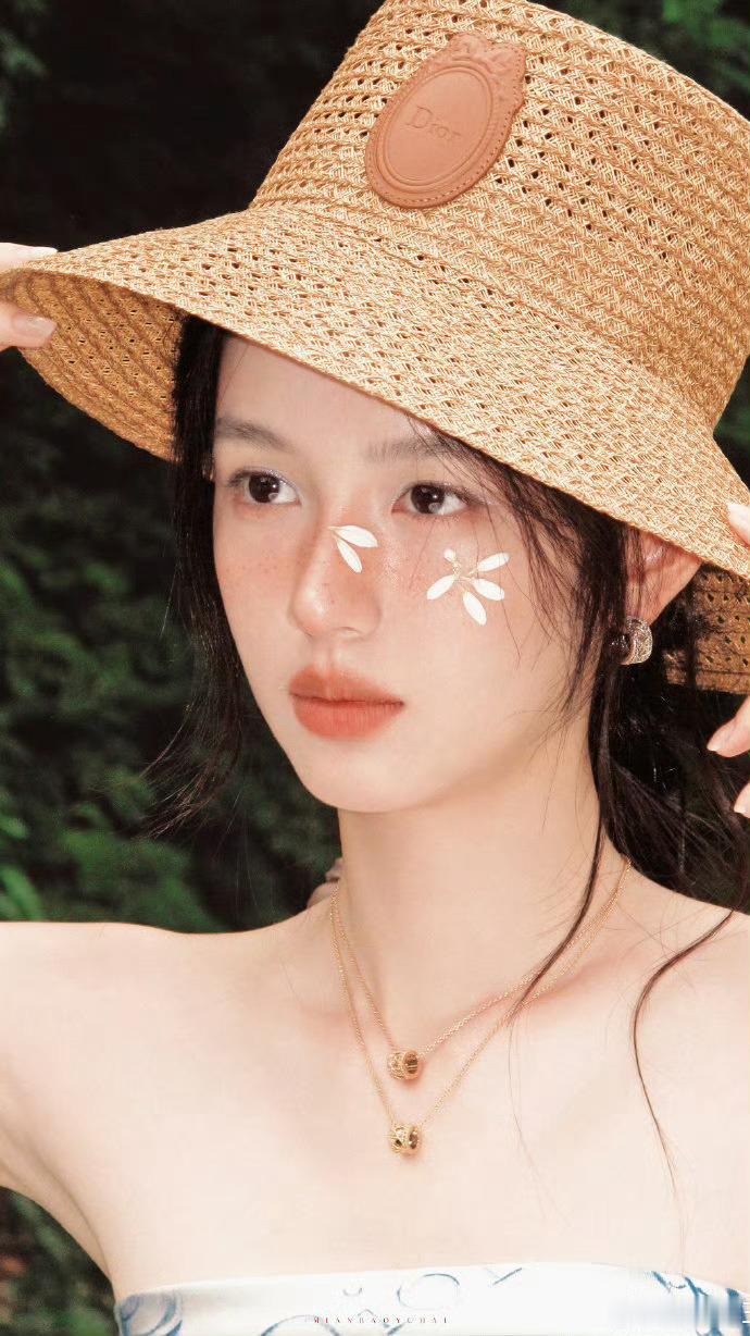 周也溢出屏幕的野生感  周也这雀斑麻花辫造型，站在山野里，自然氛围感拉满。清爽之