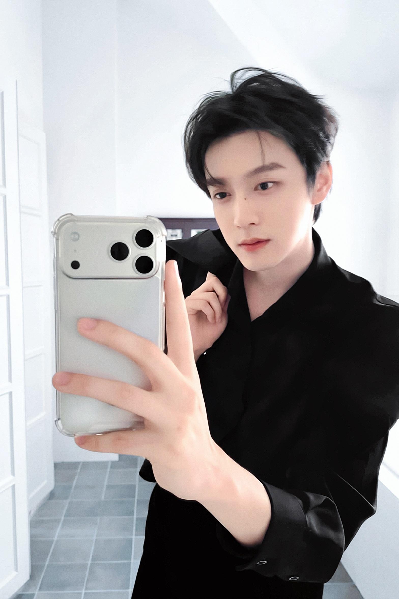 田栩宁ins晒自拍照好权威骨相🥰多拍爱看