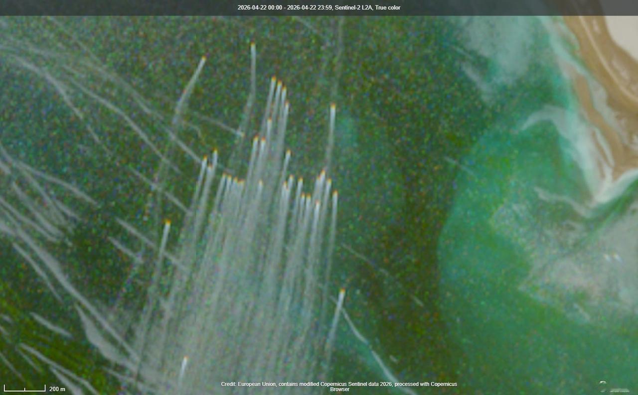 哨兵卫星拍到伊朗海军炮艇编队在霍尔木兹海峡北部集结，一张图里就能认出超过30艘。