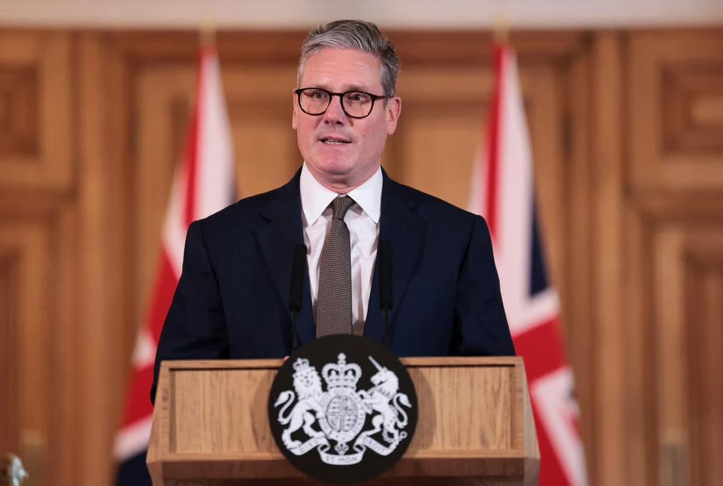 🔻英国首相斯塔默刚刚宣布，英国将派出军舰和战机加强中东部署，支援以色列。🔻你