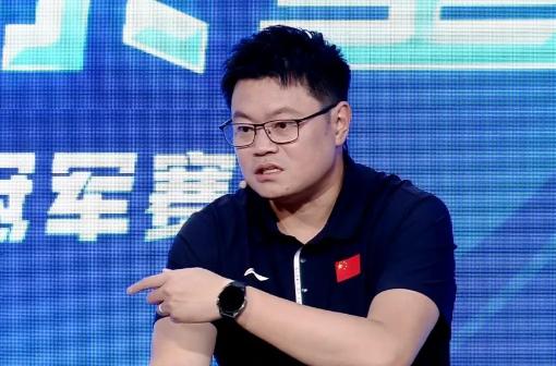 侯英超直播间，有人在问：蒯曼摔倒的时候，王曼昱为什么不扶？侯英超给出解释，国际乒