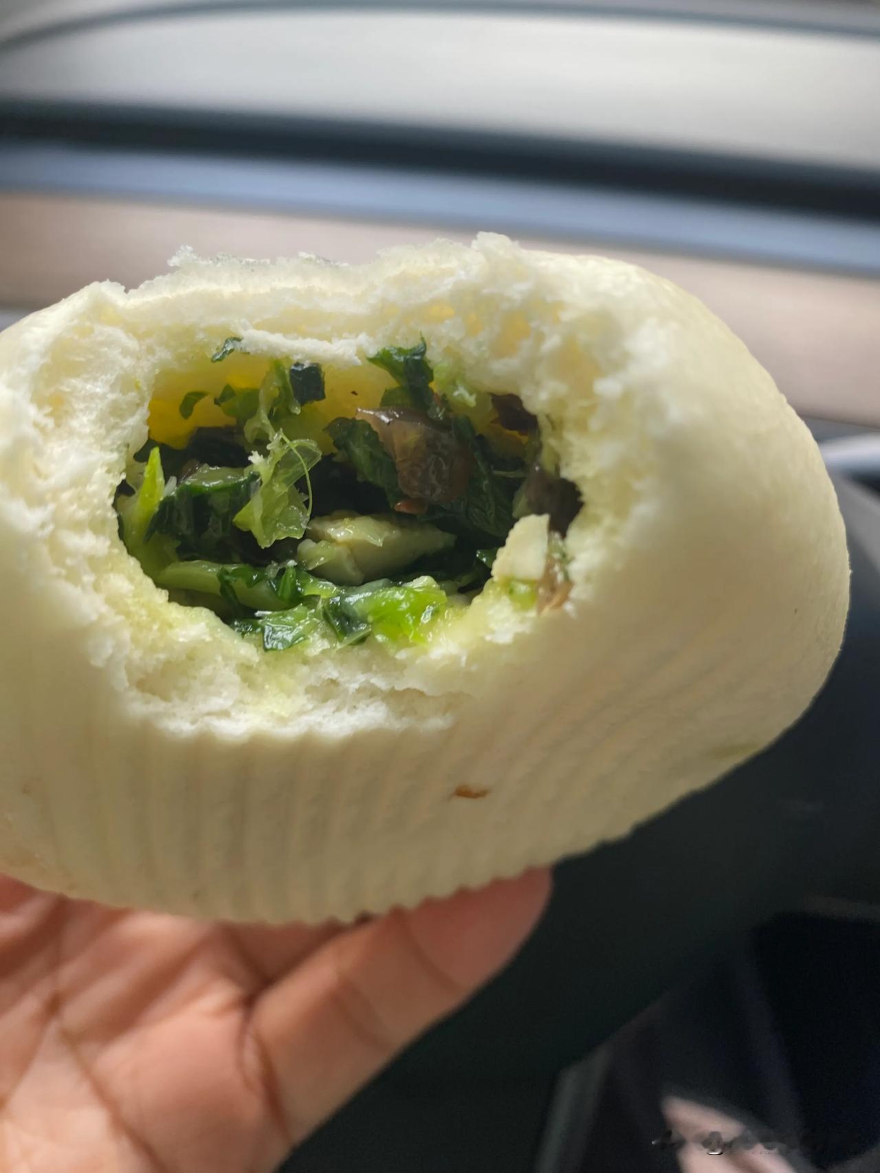 今天一早去茶南，早市好热闹，热气腾腾的拳头大的包子，豆沙包，菜包，都是2元一个，