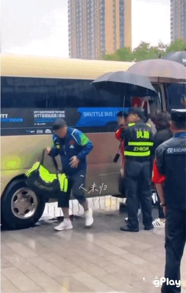 我能说这些工作人员太差劲吗？就算是一个无关紧要的陌生人也应该给撑一下伞吧！况且还