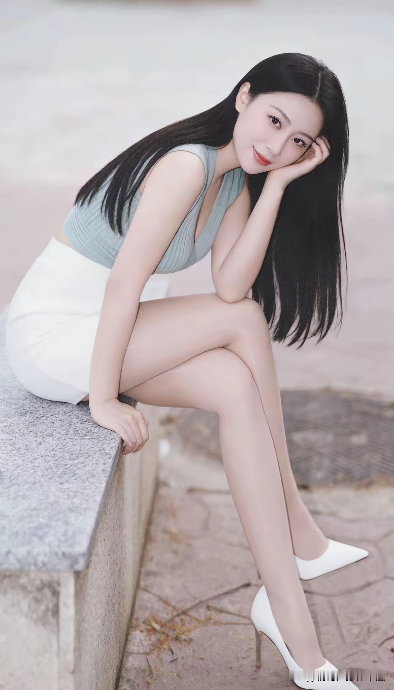 清新夏日穿搭，浅蓝色上衣+白色短裙，搭配白色高跟鞋，优雅迷人！