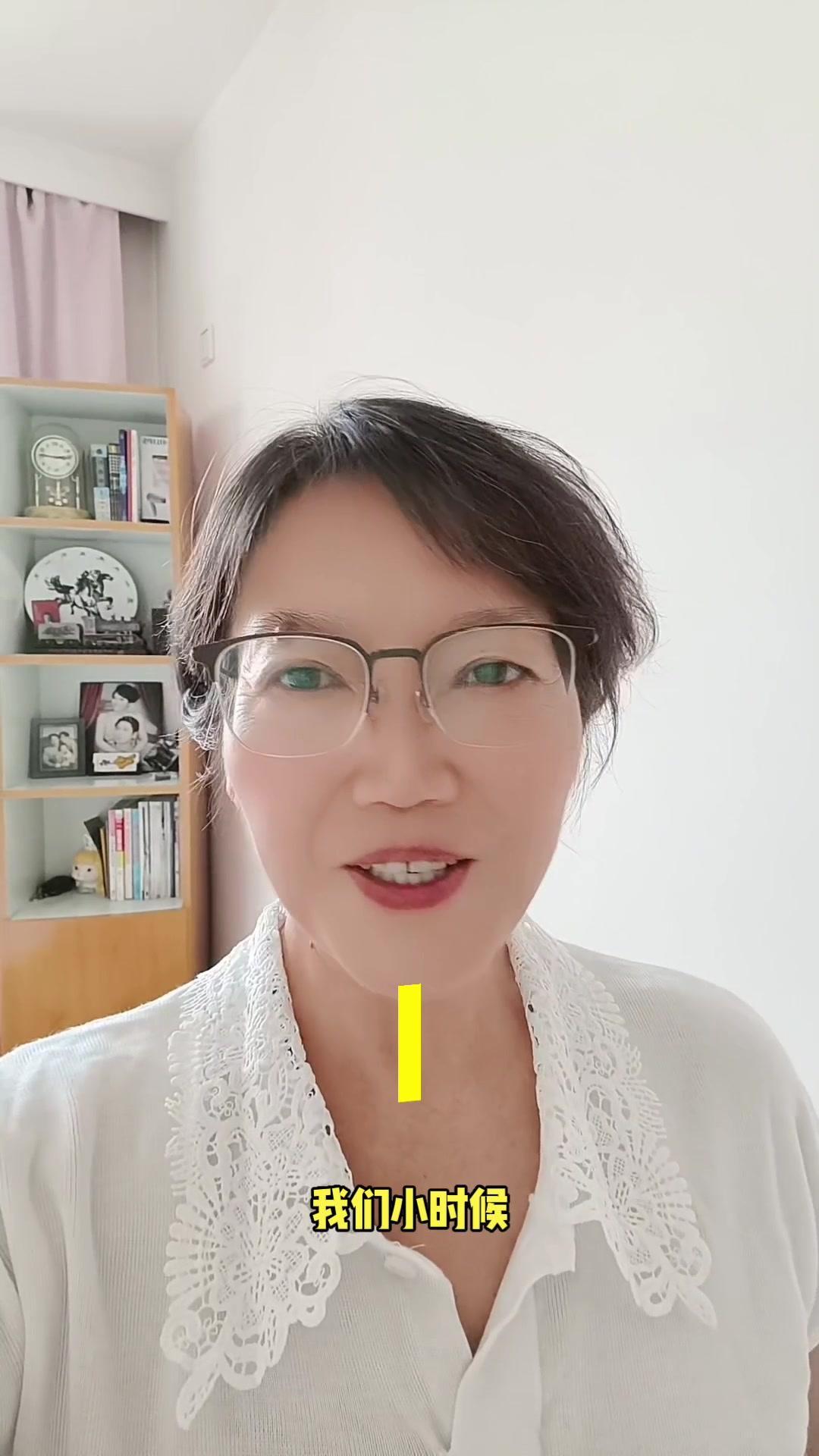 他们从小就流行这种发型，老爷爷动作熟练，老奶奶表情随意，一看就是从青丝到白发，他