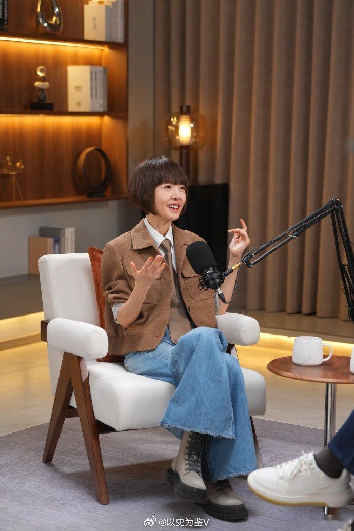 鲁豫回应播客爆火其实媒体人这个行业就是越老越吃香。当你做这一行做的久了，你会见到