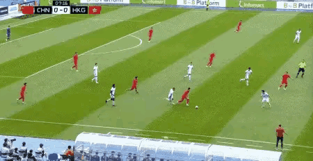 2025年东亚杯第三轮中日对决第8分钟，中国队策动精彩攻势：右路球员送出精准直塞