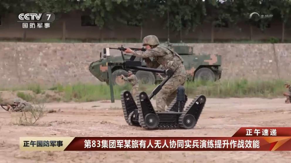 解放军演练无人装备排雷，无人排爆车+无人机配合。这我估计也是俄乌冲突 前线一大难