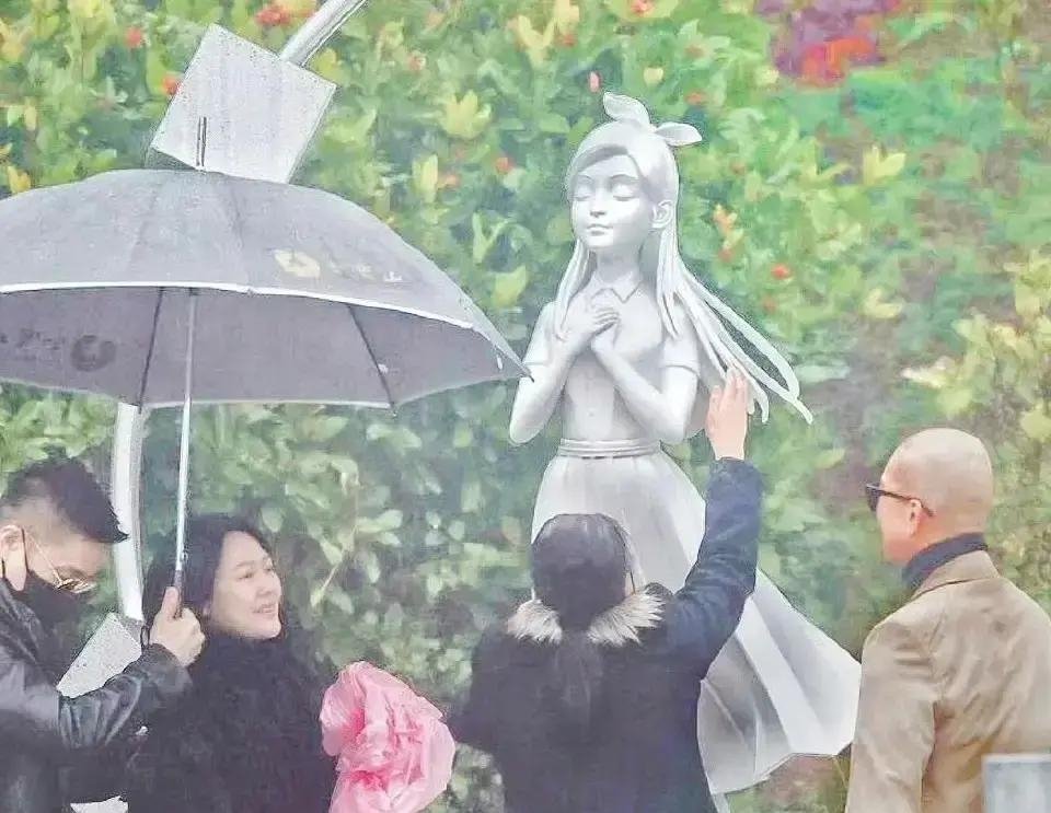 玄学这个东西，有时候真的让人搞不懂，大S雕像揭幕那天突然刮风下雨，很多人看完心里