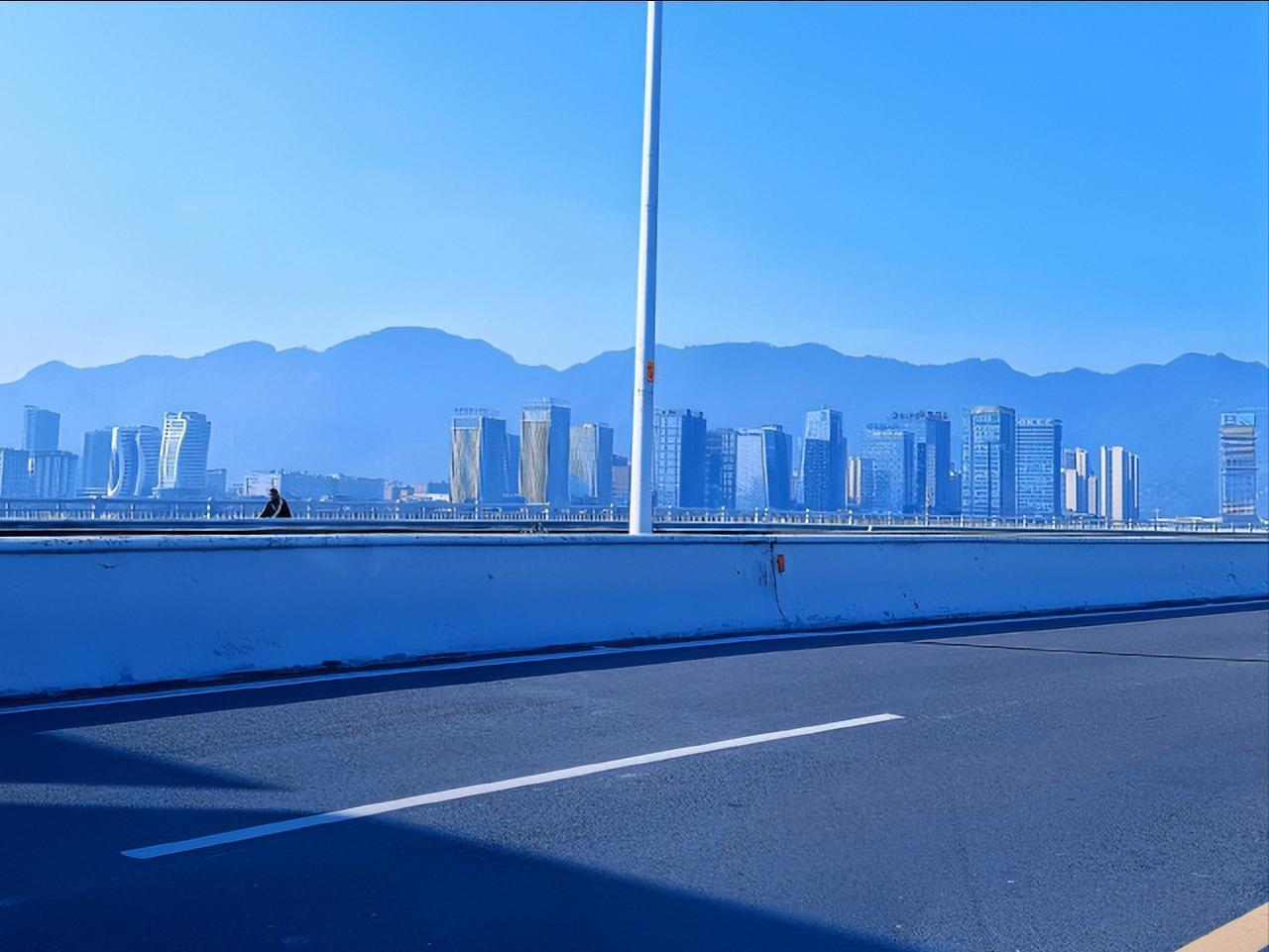 高新区启动区，左边的千亩CBD已完成拆迁，目前已开工16栋左右。