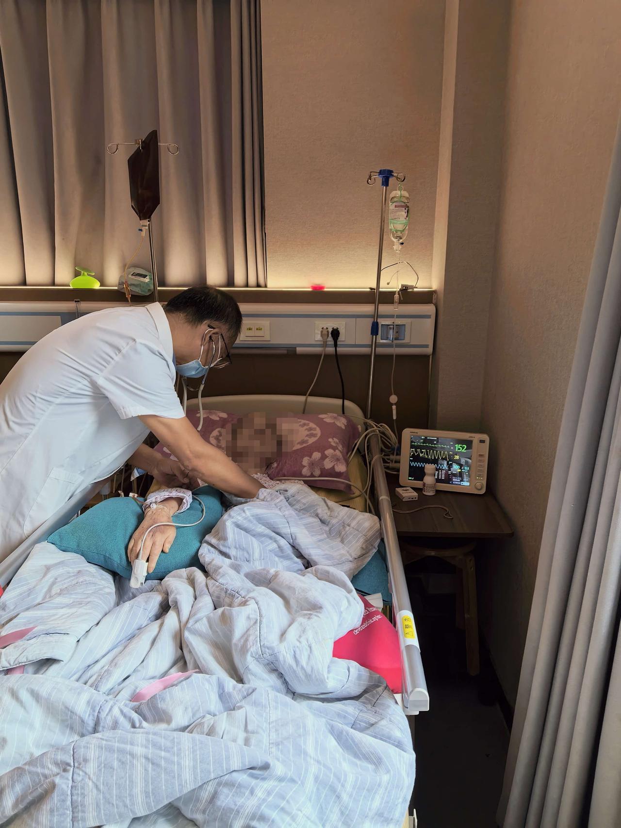 我是一名医生。当年，高考填报志愿的时候，我全部报考的都是医学院校。志在当一名医生