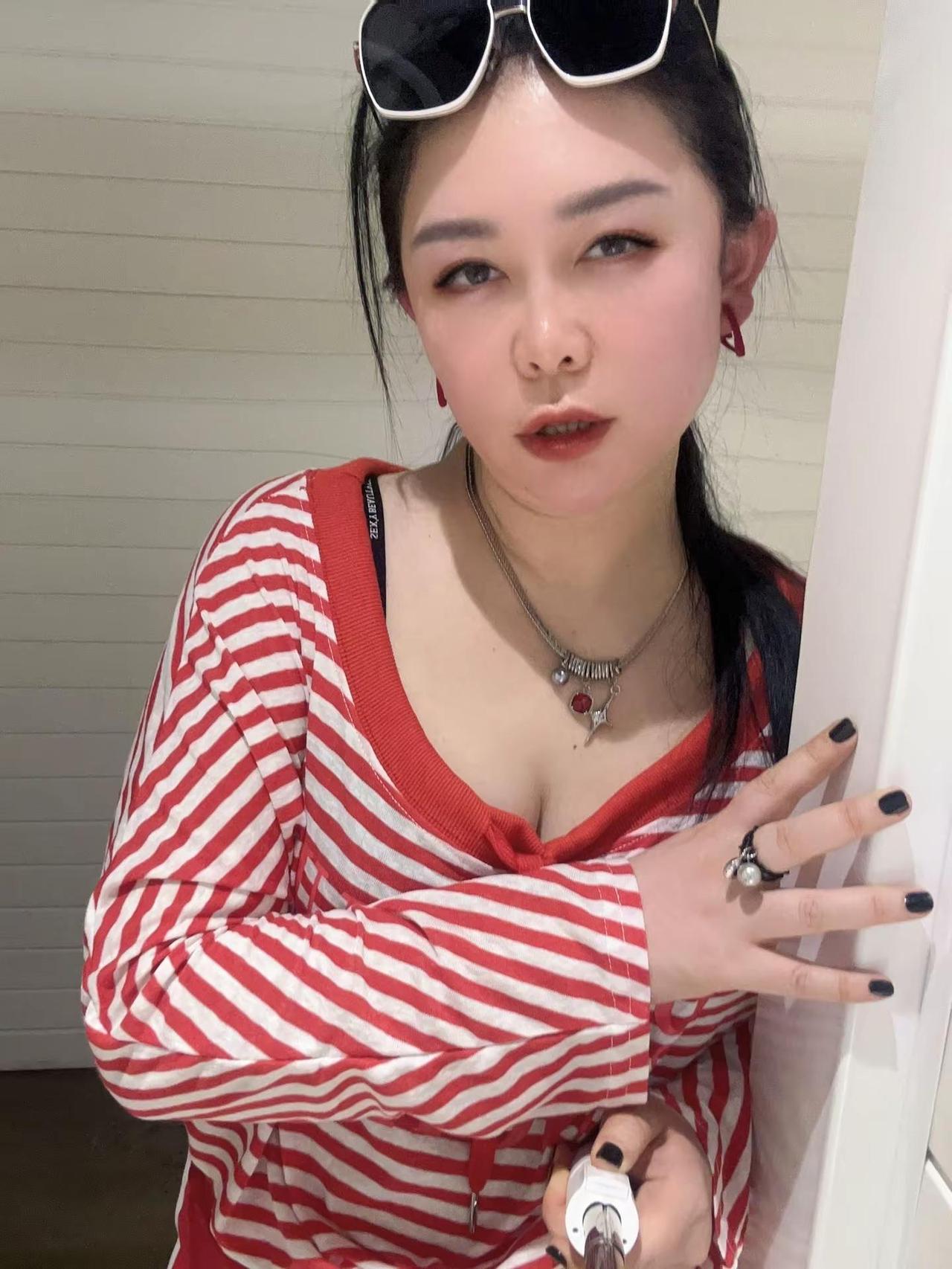 盛夏穿搭加点辣 条纹控看过来