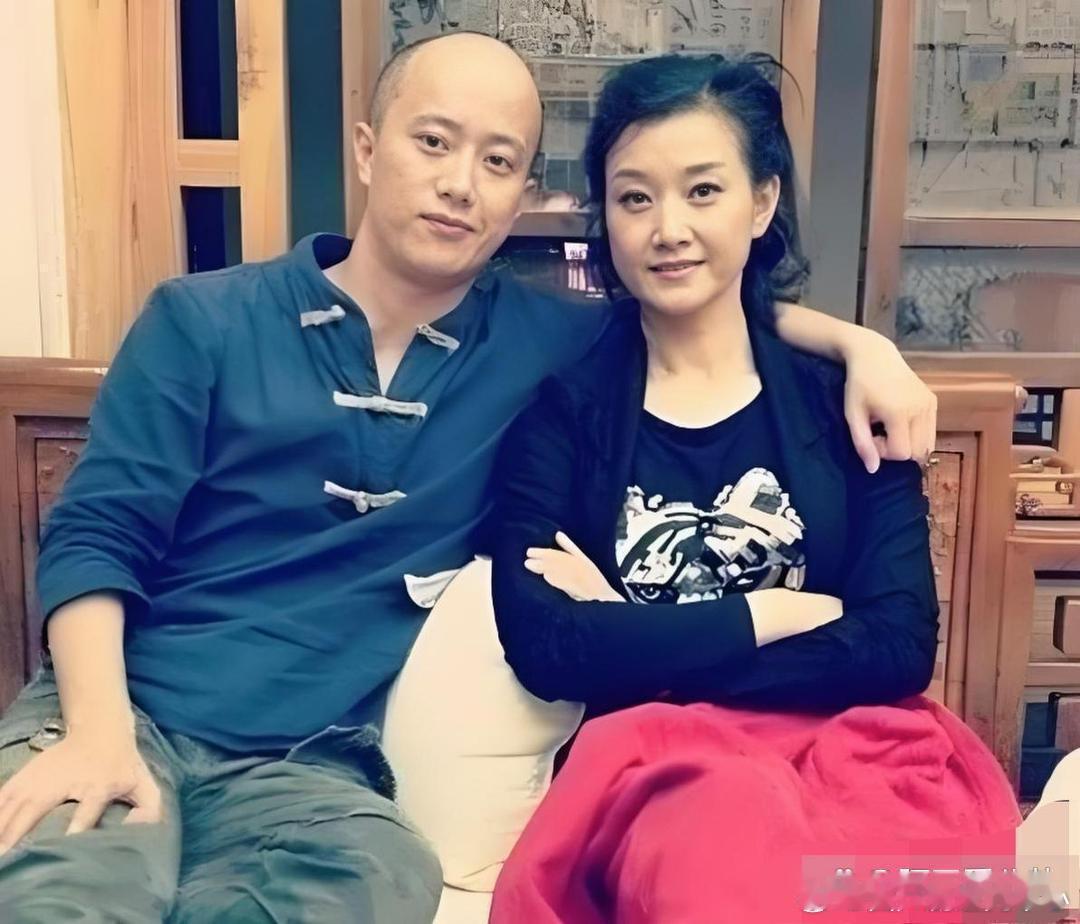 宋祖英跟弟弟宋祖荣合照，他俩长得老像了。好家伙，真没料到宋祖英弟弟这么帅，要是他