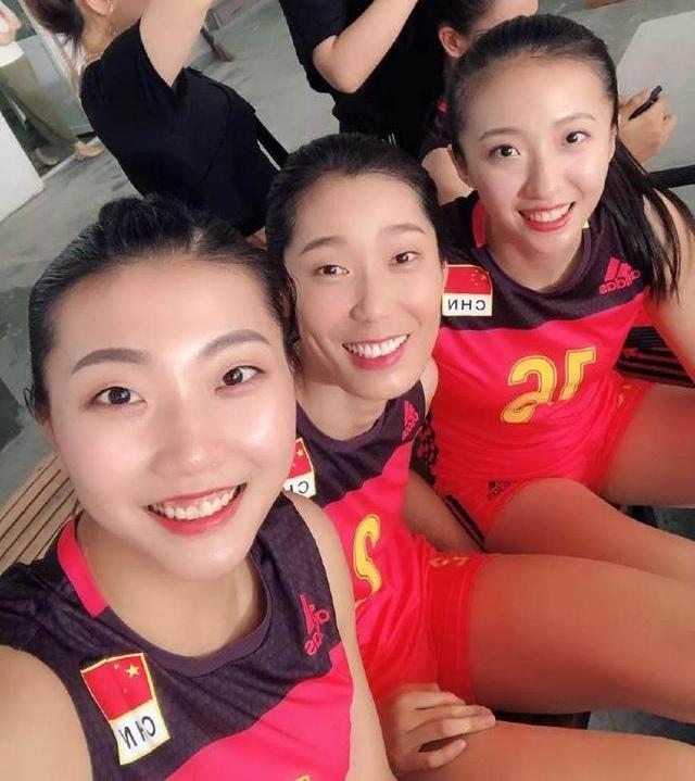 女排三朵金花同框：袁心玥月眉星眼，朱唇榴齿，清姿雅质；朱婷凤眉明眸，素齿如贝，笑
