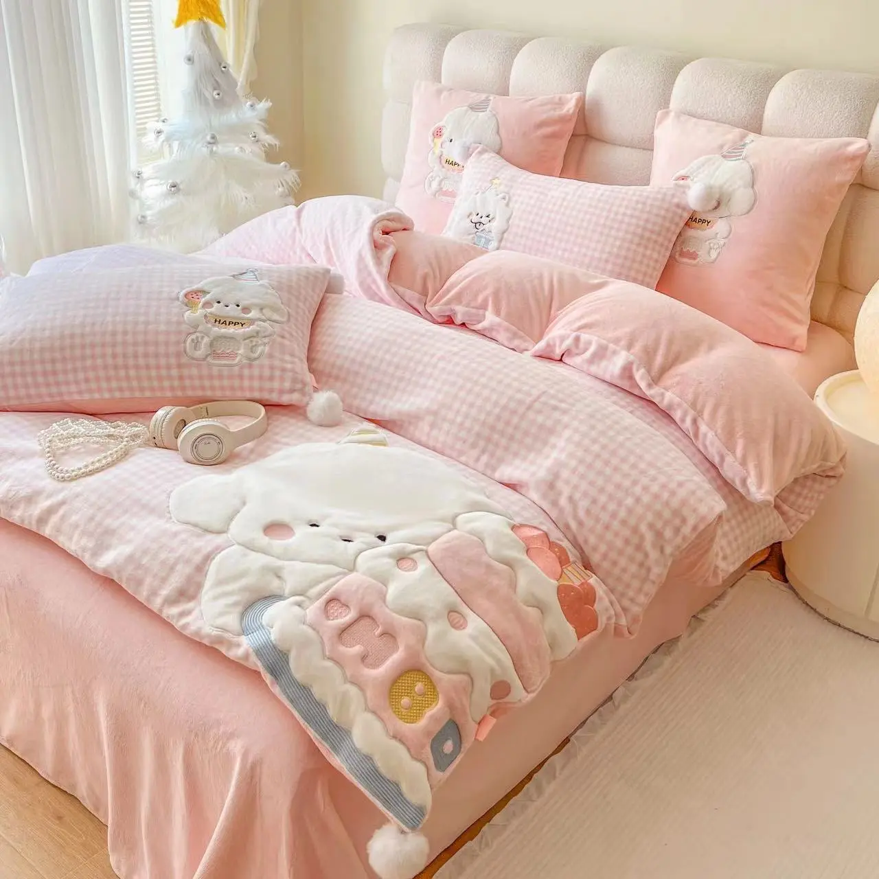 当小狗走进生活～！我画的小狗乐乐变成可爱的床品了！这个冬天有小狗陪你！...