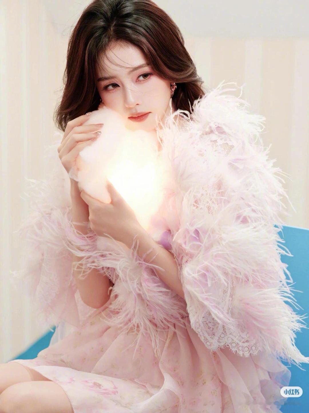 白鹿看着纸片上的留言白鹿不哭眼泪是小珍珠看着满是心意的留言纸条，白鹿眼眶泛红强忍
