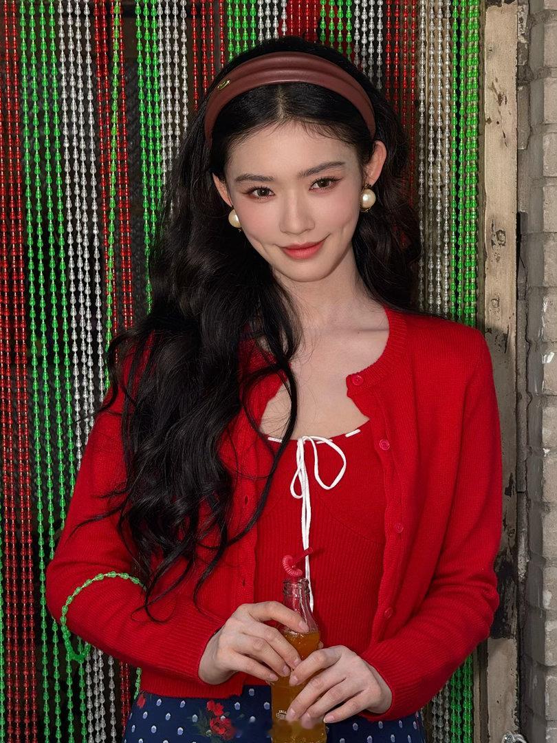 林允美成神了 她站在那里头发披着，没做什么表情，但就是好看。不是那种需要找角度的