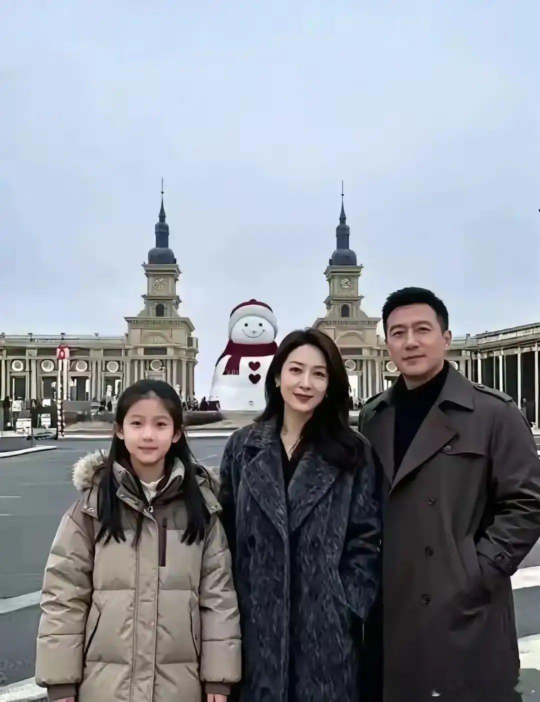 有这么漂亮的老婆，还能生出这么可爱的女儿，男人得多幸福啊 