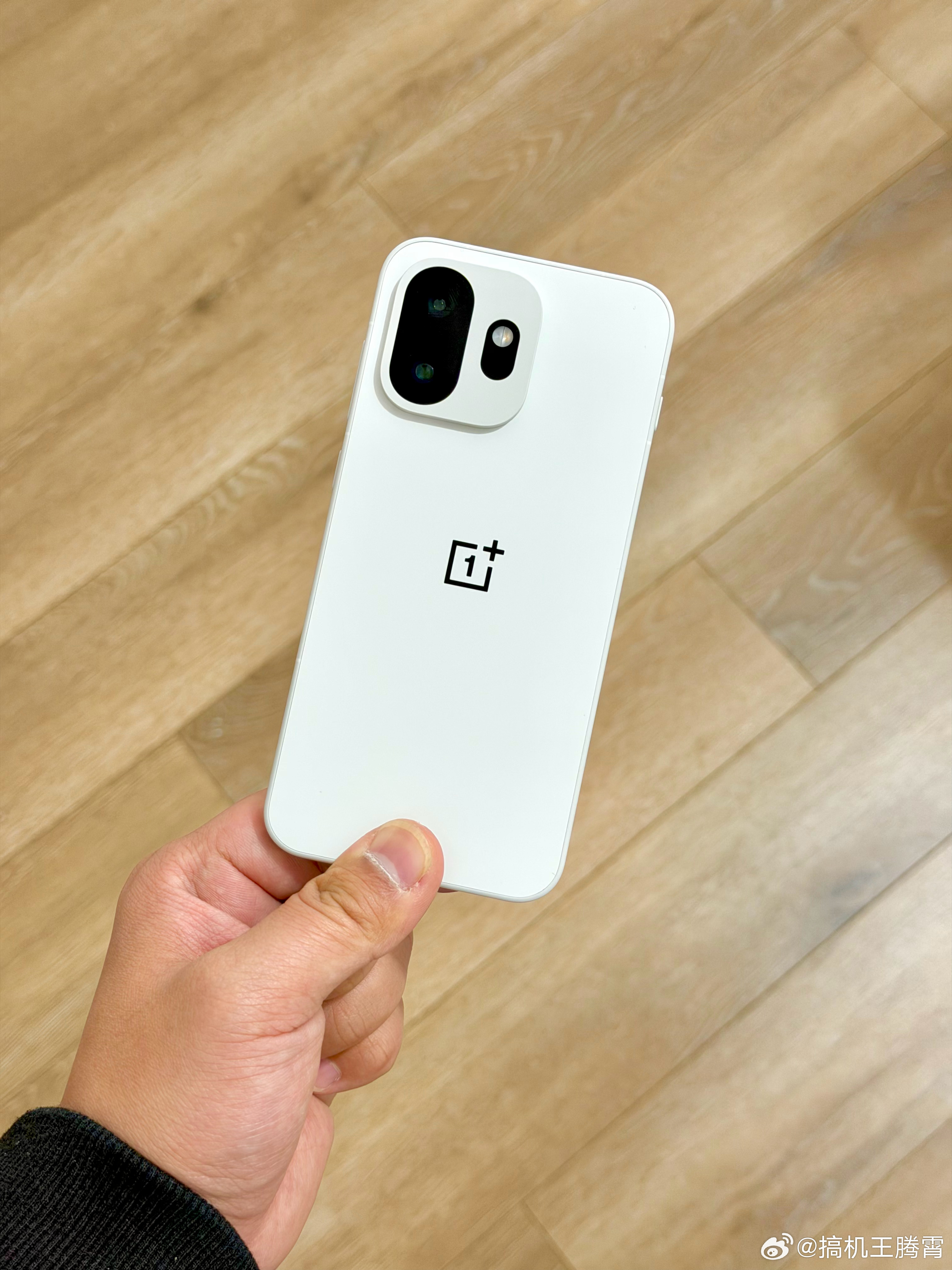 我靠，刚拿到一加15T，这白色简直封神了，质感出奇的好，手感相当特别，强烈推荐你