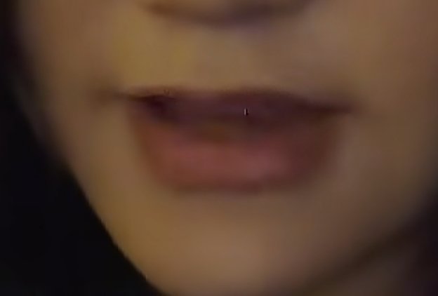 上唇薄如刀片，下唇厚而外翻。这种嘴巴重欲不重情，出轨概率大，多出忘恩负义之辈。 
