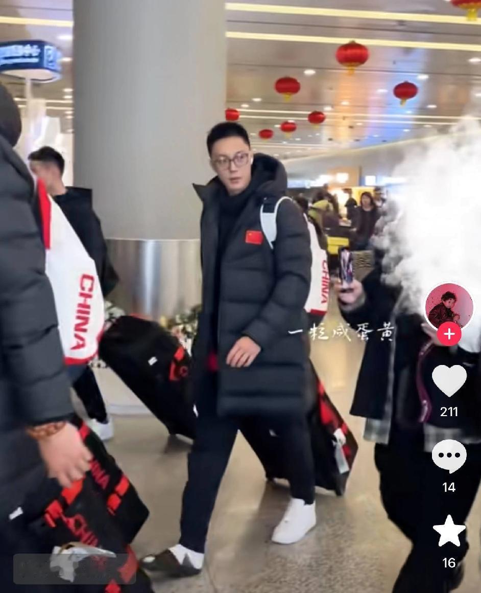 胡明轩被球迷拍到一只脚穿拖鞋一只脚穿运动鞋去机场，据球迷反馈是一只脚发炎了穿不上