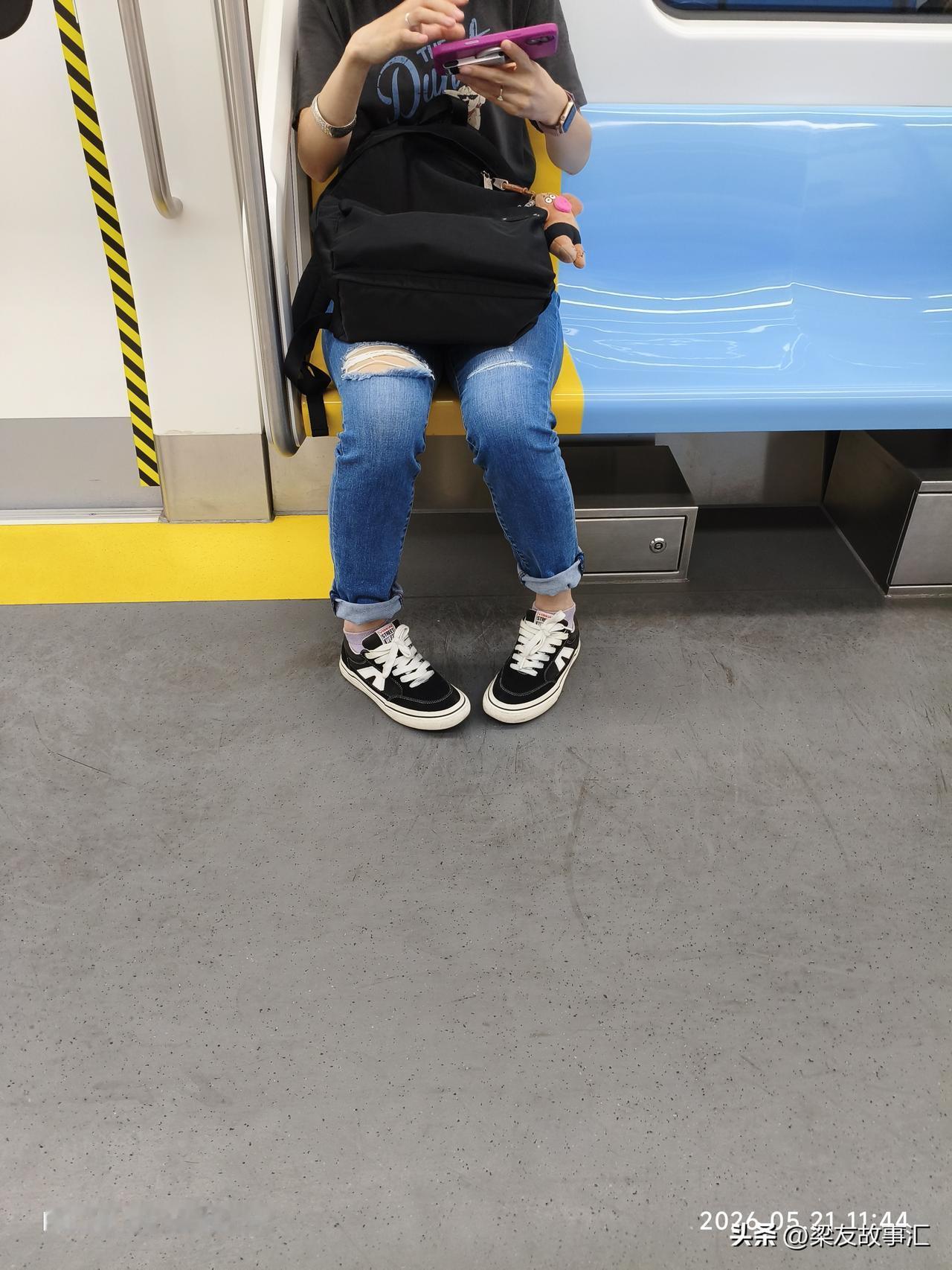 这个是不是传说中的内八字？
有什么方法改正过来么？
一般男的有外八字，女的内八字