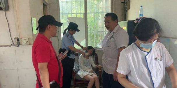 近日街头出现暖心一幕，两名学生在路上先后突然晕倒，正在附近执勤的民警第一时间赶到