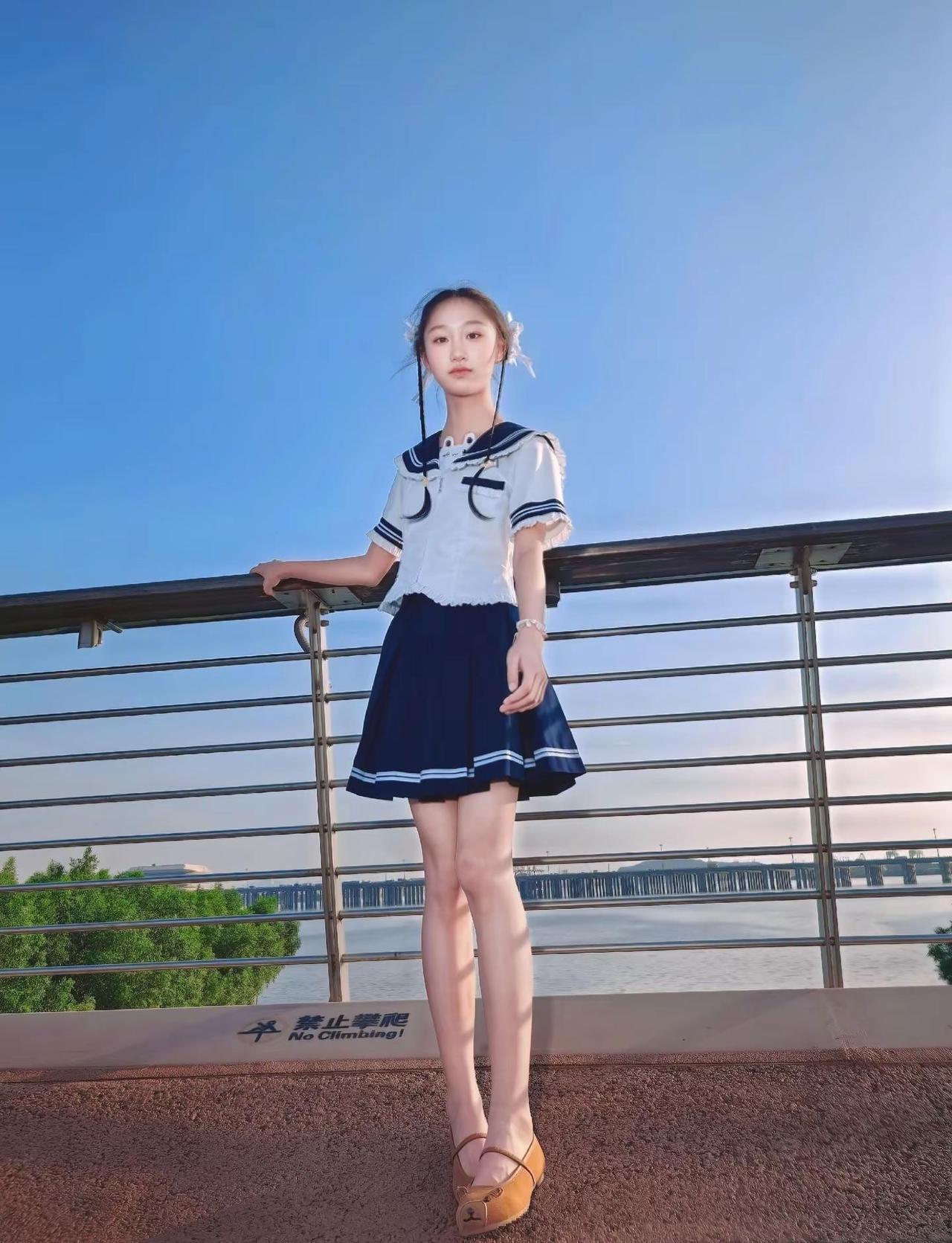 特别喜欢看远处的海，可望不可及的感觉太令人着迷了，就像种下执念的梦想，要是没有非